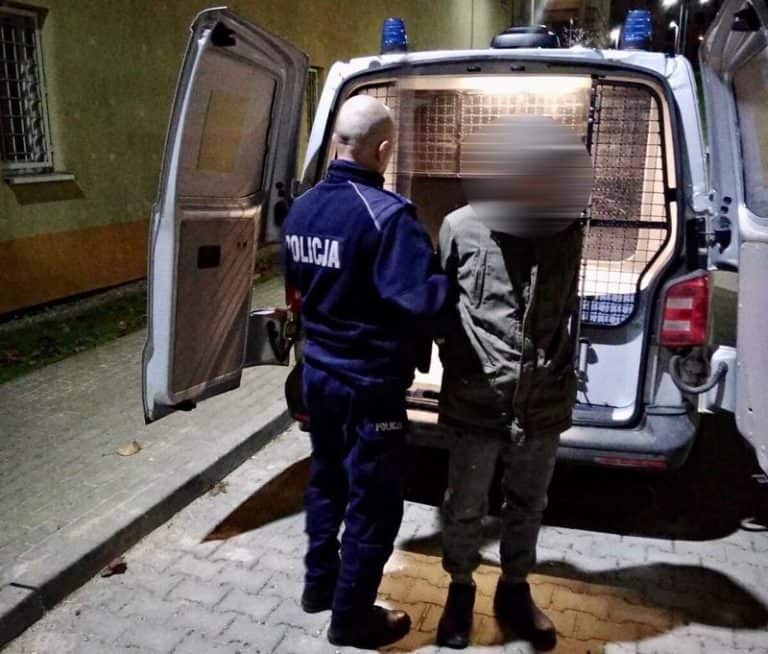 Chciał ukraść samochód. Włamał się do niego i… zasnął w środku