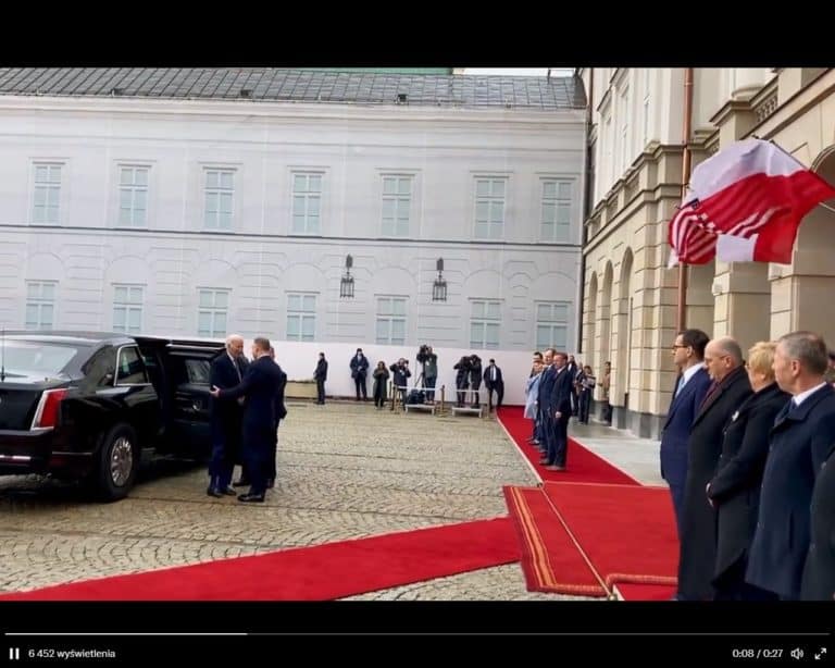 Prezydent USA w Warszawie. Spotkanie w wąskim gronie i przemówienie w Arkadach Kubickiego