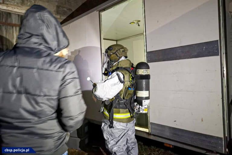 Policjanci CBŚP zlikwidowali laboratorium narkotykowe i przejęli tonę częściowo skrystalizowanego klefedronu wartego 41 mln zł
