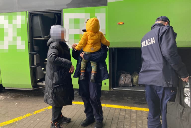 Wysiadła, by na stacji paliw przygotować maluchowi mleko. Tymczasem autobus odjechał