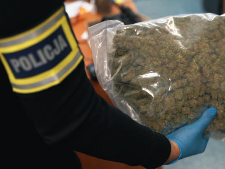 Schował narkotyki pod siedzeniem samochodu