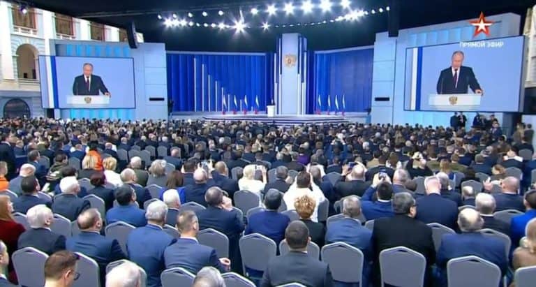 Putin kreuje się na obrońcę moralności i tradycyjnych wartości