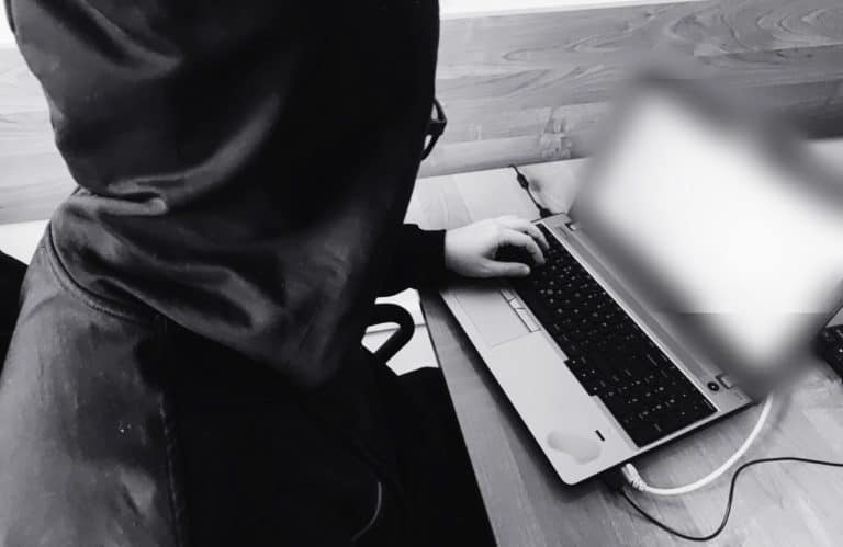 24-latek miał filmy pornograficzne z udziałem dzieci i zwierząt. Został aresztowany