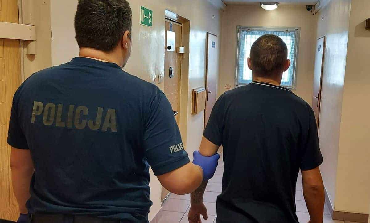 Chciał zniszczyć grób teściowej, płyta przygniotła mu nogę
