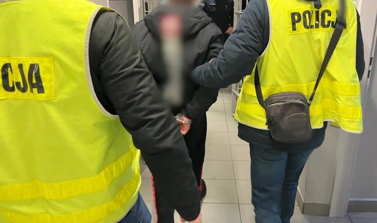 Przed policjantami schował się w lodówce w mieszkaniu znajomej