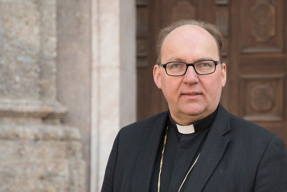 Wierni żądają odejścia biskupa, który zawiesił w kościele świńskie serce w prezerwatywie