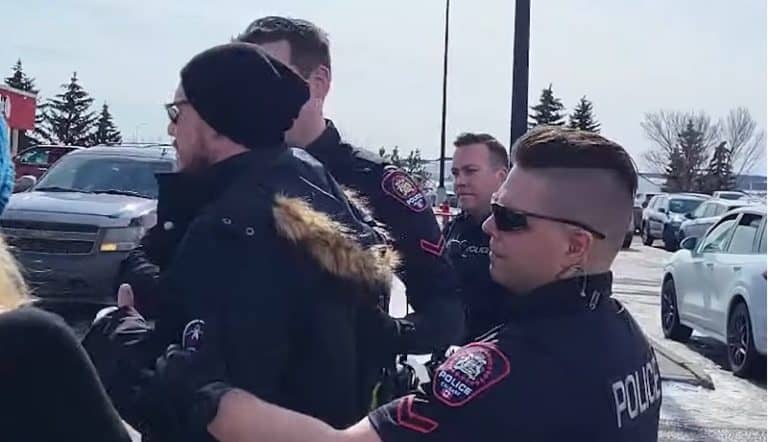 Pastor protestował przeciwko LGBT, został aresztowany.