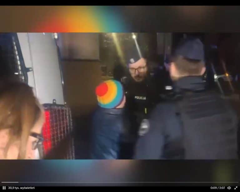 Kolejne popisy „Babci Kasi”. Popychała i obrażała policjantów /film/