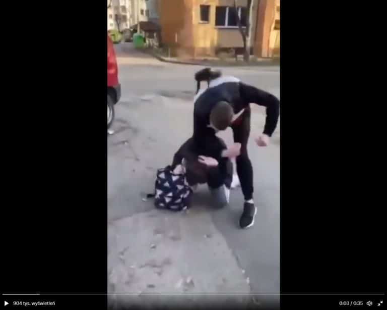 W Pruszkowie grupa nastolatków znęcała się nad chłopakiem. Film zamieszczono w sieci