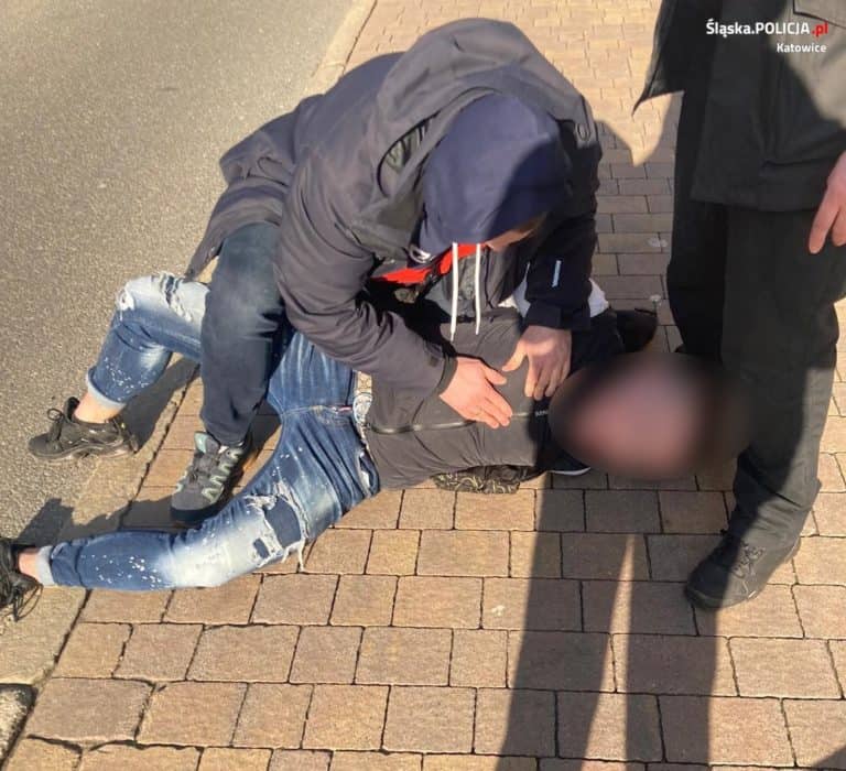 Zatrzymany fałszywy policjant, który chciał oszukać na 850 tysięcy zł