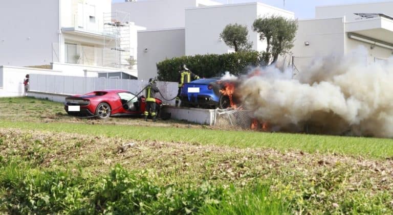 Dwa Ferrari, jeden po drugim, rozbiły się o ogrodzenie tego samego domu