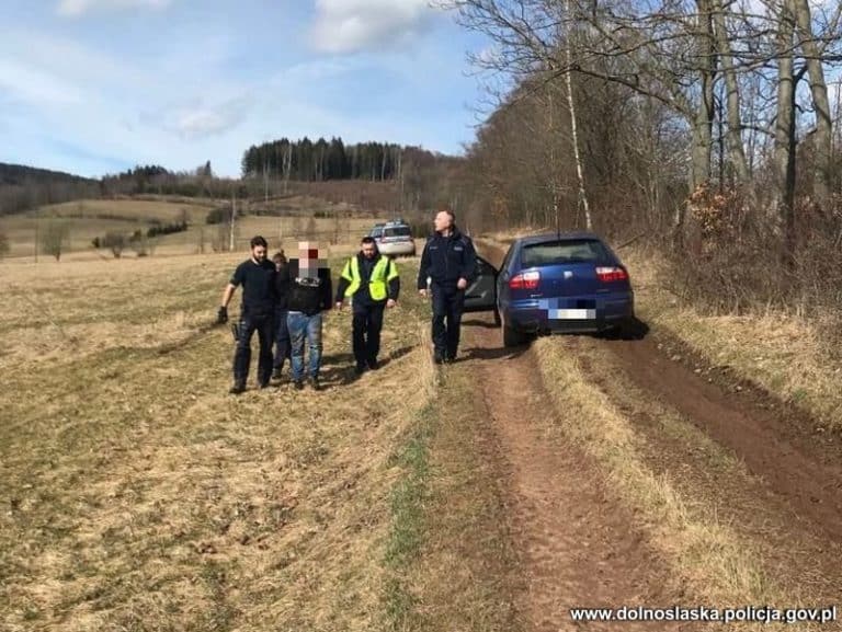 Nie zatrzymał się do kontroli, potrącił policjanta. Pasażer wyrzucał na jezdnię kolce do przebijania opon…