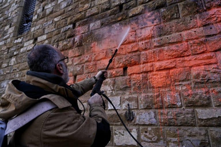 Burmistrz Florencji obezwładnił aktywistę, który oblał farbą fasadę XIV-wiecznego Palazzo Vecchio