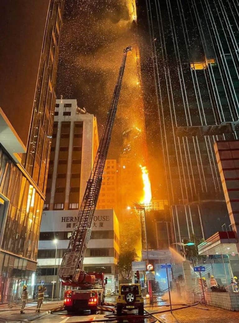 Przerażające sceny w Hongkongu. Płonął 42-piętrowy wieżowiec