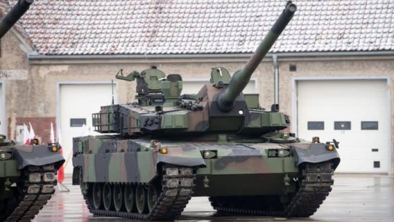 Błaszczak: Dziś do portu w Gdyni dopłynęło kolejnych 12 haubic K9 i 5 czołgów K2