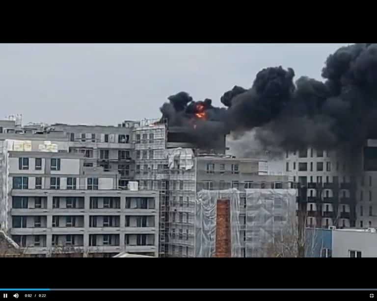 Kłęby czarnego dymu nad blokiem na warszawskiej Pradze /film/