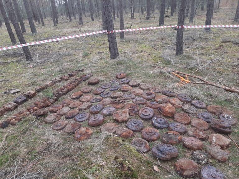 Bomby lotnicze, miny przeciwpancerne i przeciwpiechotne oraz zapalniki…
