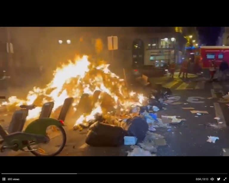 Zamieszki w Paryżu. Barykady na ulicach francuskiej stolicy