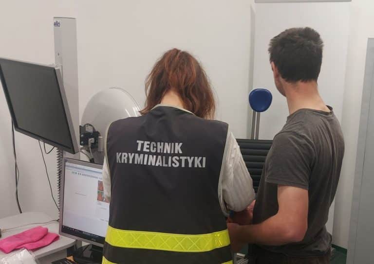 Policjanci z łęczyckiej komendy zlikwidowali nielegalną fabrykę tytoniu i zatrzymali trzech mężczyzn