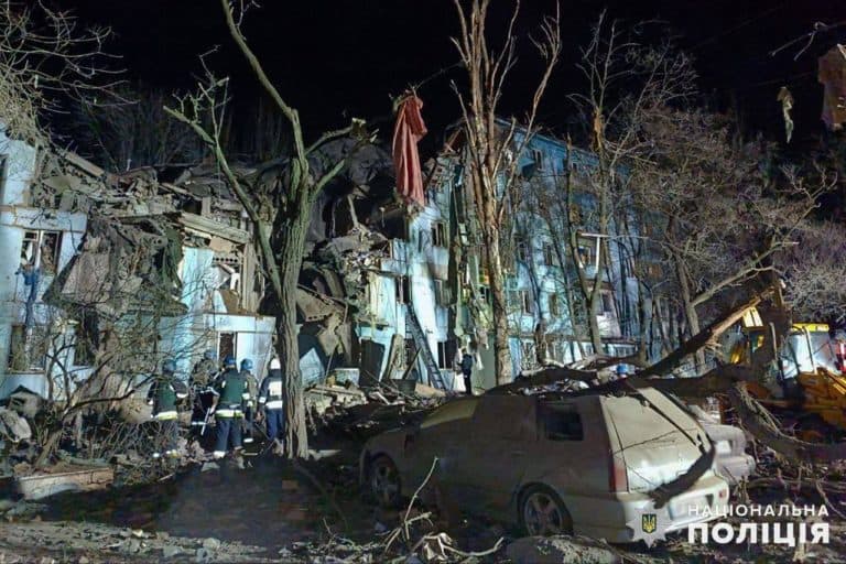 Rosyjski atak rakietowy na Zaporoże. Jedna z rakiet zniszczyła pięciopiętrowy budynek mieszkalny