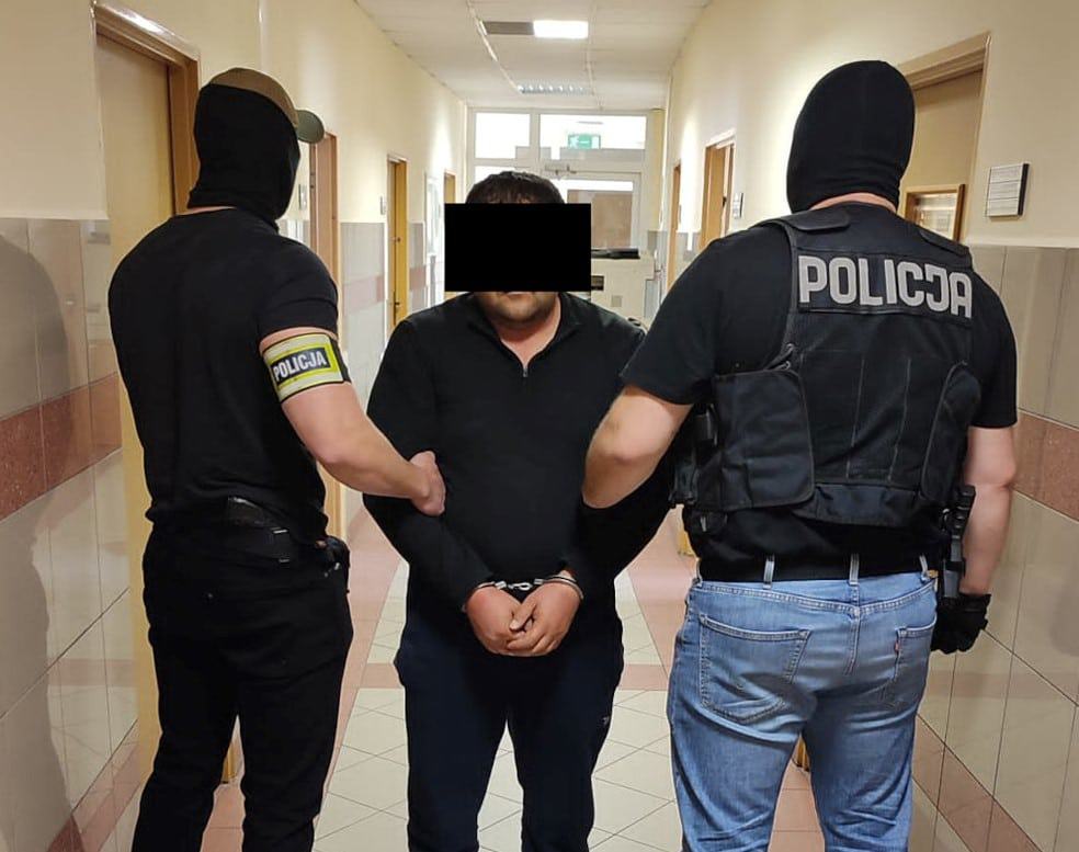Próbował dusić pasażerkę. Tymczasowy areszt dla kierowcy przewozu osób „na aplikację”