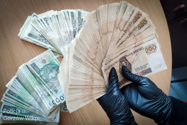 Odebrał od seniora ponad 40 tysięcy zł. Policjanci odzyskali gotówkę