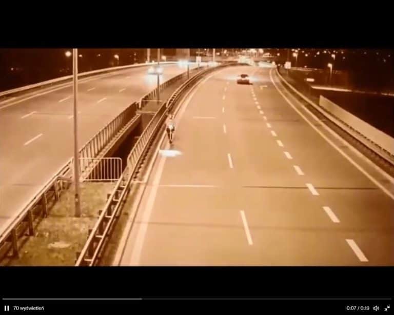 Jechała na hulajnodze elektrycznej Drogową Trasą Średnicową po zmroku pod prąd /film/