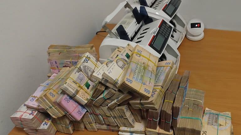 Bagaże pełne pieniędzy na warszawskim lotnisku