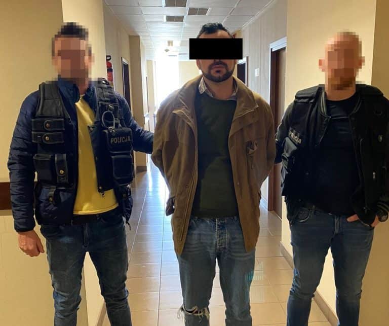 Kierowca taksówki na aplikację odpowie za doprowadzenie pasażerki do innej czynności seksualnej