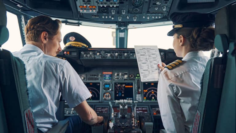 Pilot przeżył chwilę grozy, gdy w trakcie lotu poczuł… dotyk jadowitej kobry