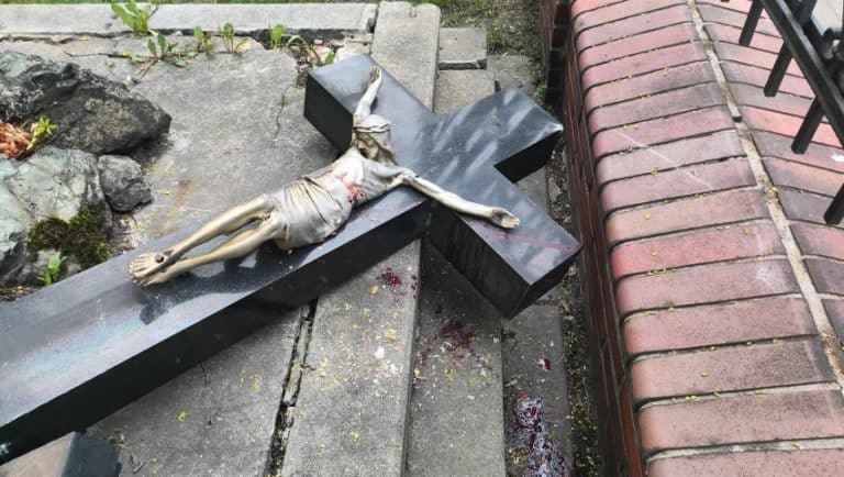 Zniszczono krzyż na terenie parafii św. Jadwigi w Chorzowie
