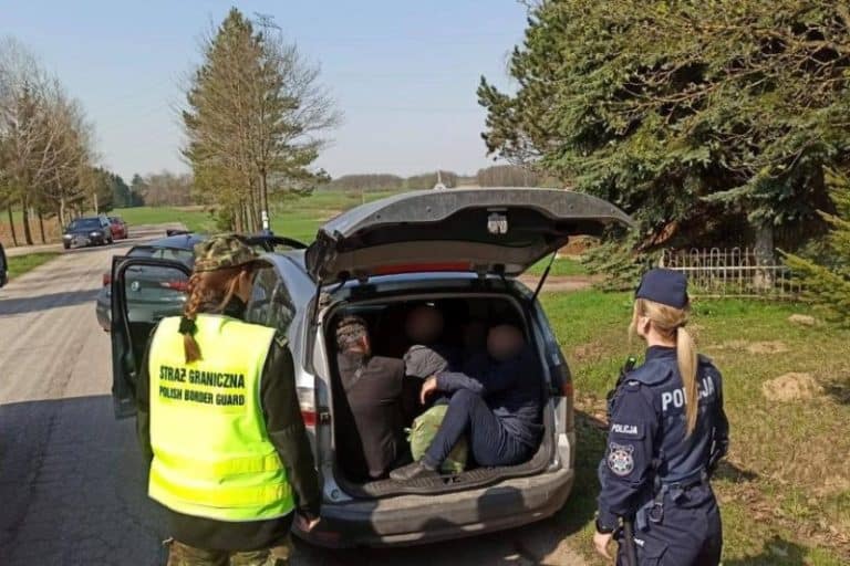 Pościg za kurierem szmuglującym migrantów /film/
