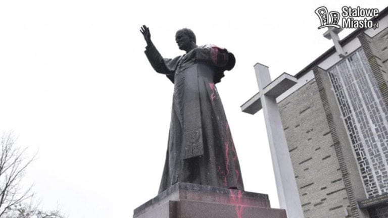 W Stalowej Woli zdewastowano pomnik Jana Pawła II