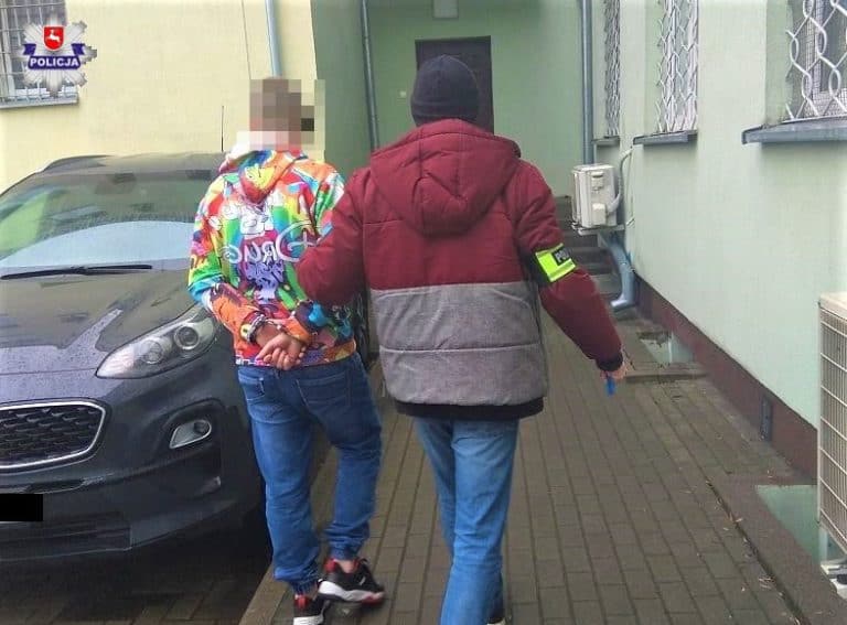 Przykrył się ręcznikiem i liczył, że policjanci go nie zauważą