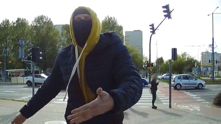 Agresywny zamaskowany bandzior zaatakował uczestników różańca w Elblągu