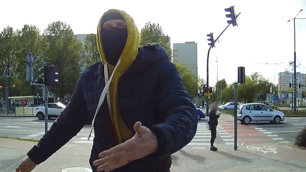 Agresywny zamaskowany bandzior zaatakował uczestników różańca w Elblągu