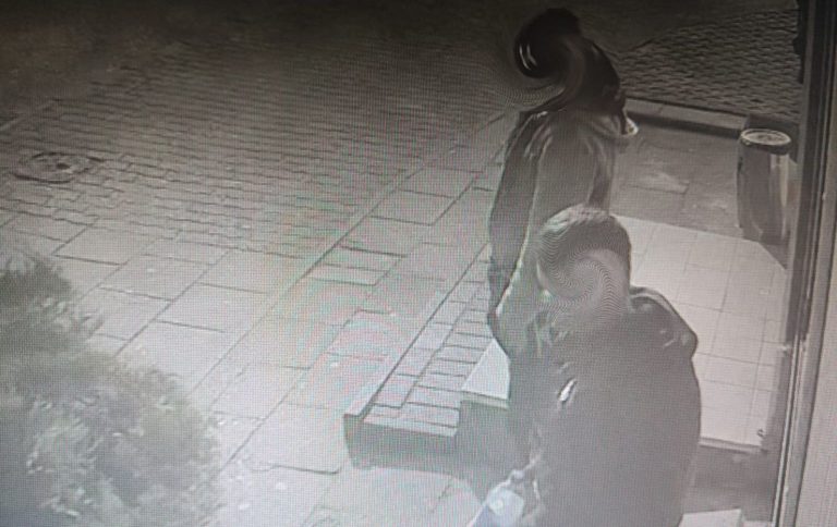 Poszło o e-papierosa. Dwaj mężczyźni skatowali 16-latka. Policja opublikowała nagranie