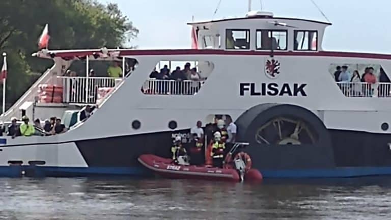 Awaria promu koło Bydgoszczy. Strażacy ewakuują 80 pasażerów