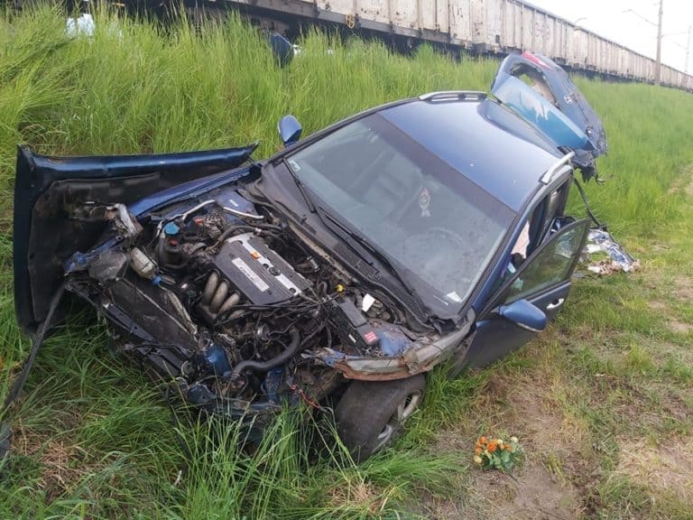 Zignorował znak STOP. Wjechał wprost pod pociąg