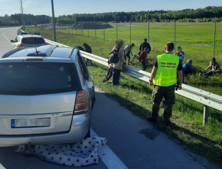 15 cudzoziemców w jednym samochodzie. Kierowca zbiegł funkcjonariuszom SG
