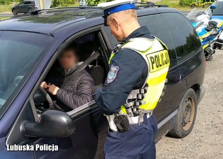Przewoził w osobówce jedenastu nielegalnych imigrantów, został zatrzymany przez policję