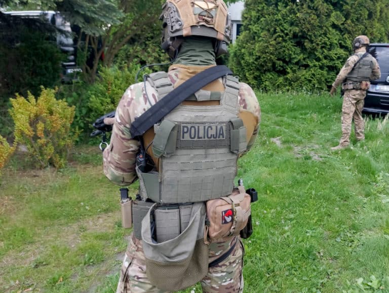 Kontrterroryści wkroczyli jednocześnie na posesje w Karczewie i Promnie-Kolonii