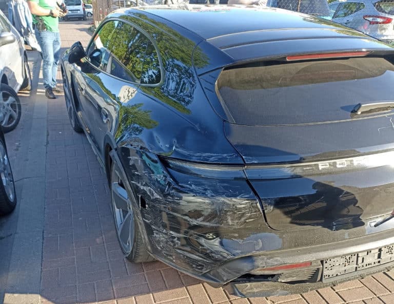 Mołdawianin kradzionym porsche umyślnie potrącił rowerzystę i rozbił trzy samochody