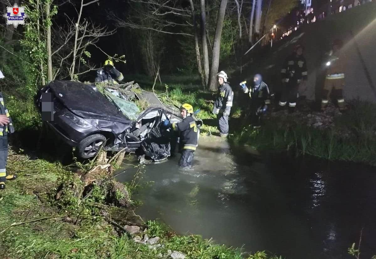 BMW wpadło do rzeki. Kierowca miał 2,5 promila i dwa zakazy