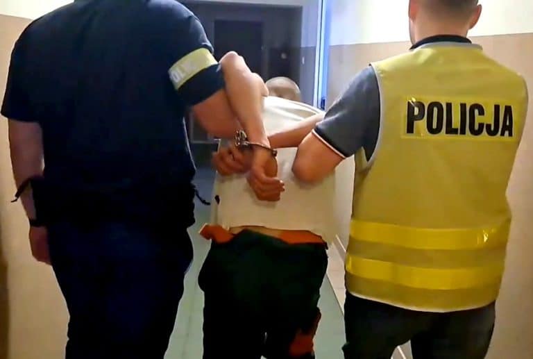 Szokujące zdarzenie na Pomorzu. Agresywny tłum zaatakował policjantów