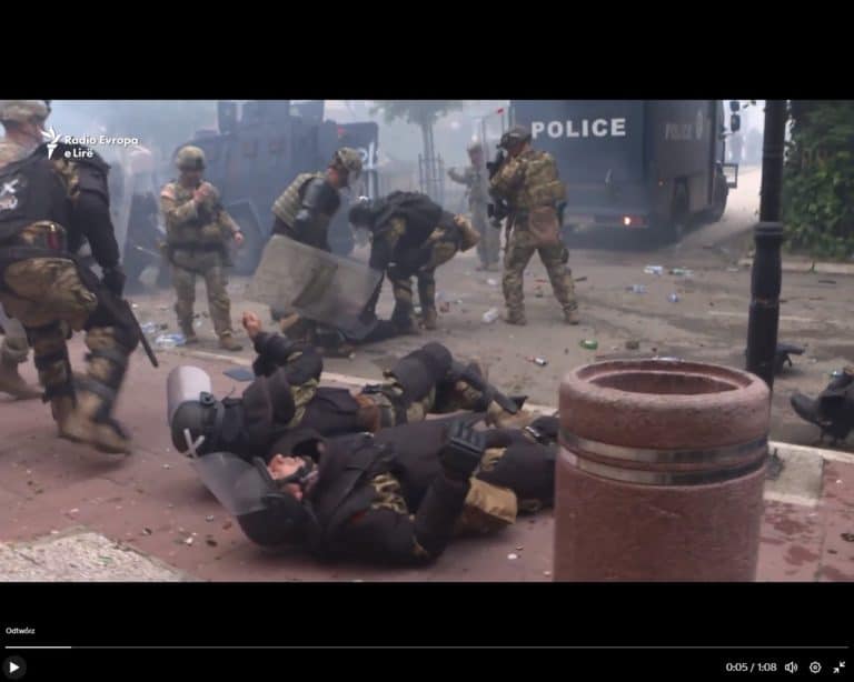 Gorąco na północy Kosowa. Gwałtowne starcia Serbów z policją Kosowa i żołnierzami KFOR