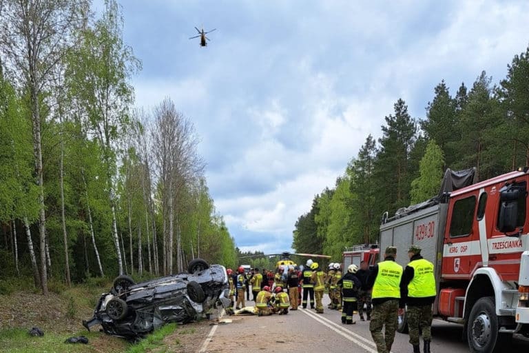 Tragiczna w skutkach ucieczka kuriera. Przewoził dziesięciu migrantów