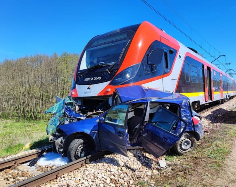 Makabryczny wypadek pod Tomaszowem Mazowieckim. Nie żyje matka i córka