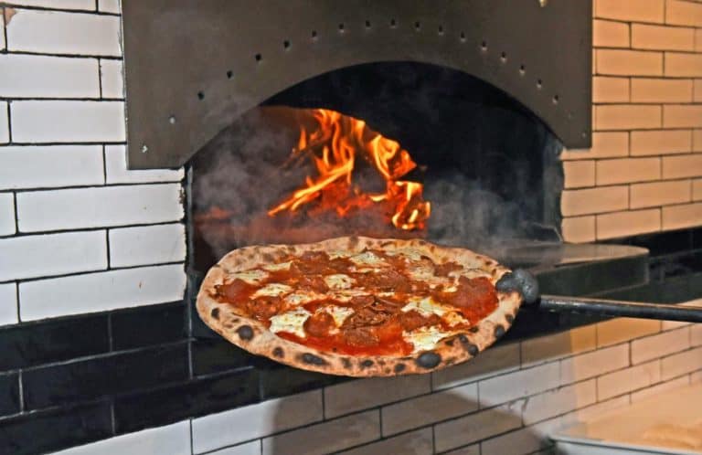 Zieloni komuniści biorą się za piece do pizzy. Mają być „nieekologiczne”