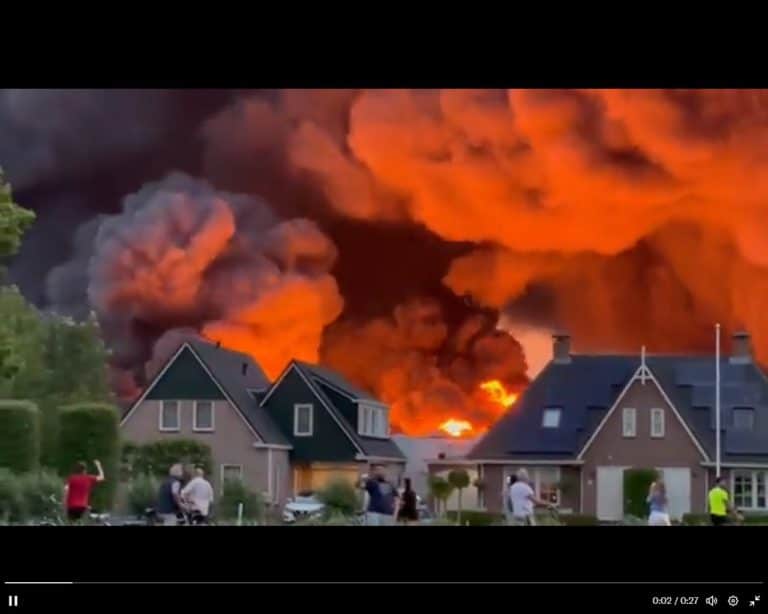 Holandia: Ogromny pożar w parku biznesowym Ter Aar /filmy/